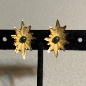 Pretty INC 1/20 12KT GF screw back earrings center green stone (417)